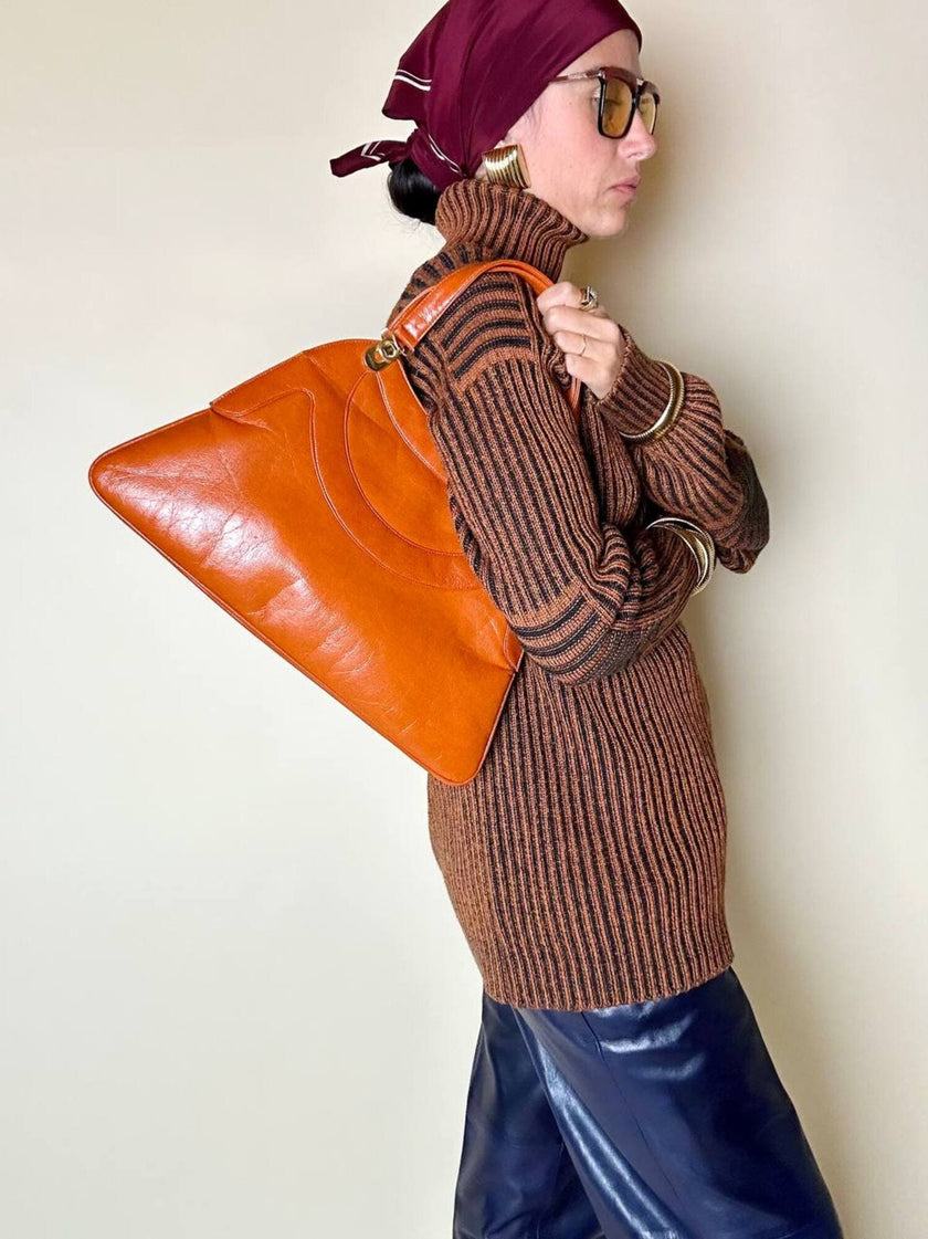 Borsa in pelle arancione zucca con doppi manici e hardware oro