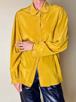 Camicia sartoriale in seta color senape con profili smerlati