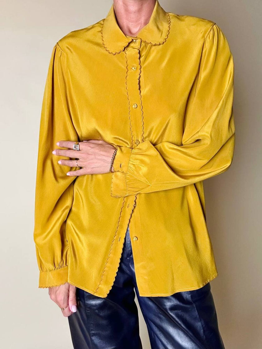 Camicia sartoriale in seta color senape con profili smerlati