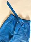 Pantalon en cuir bleu céruléen taille haute avec ceinture assortie