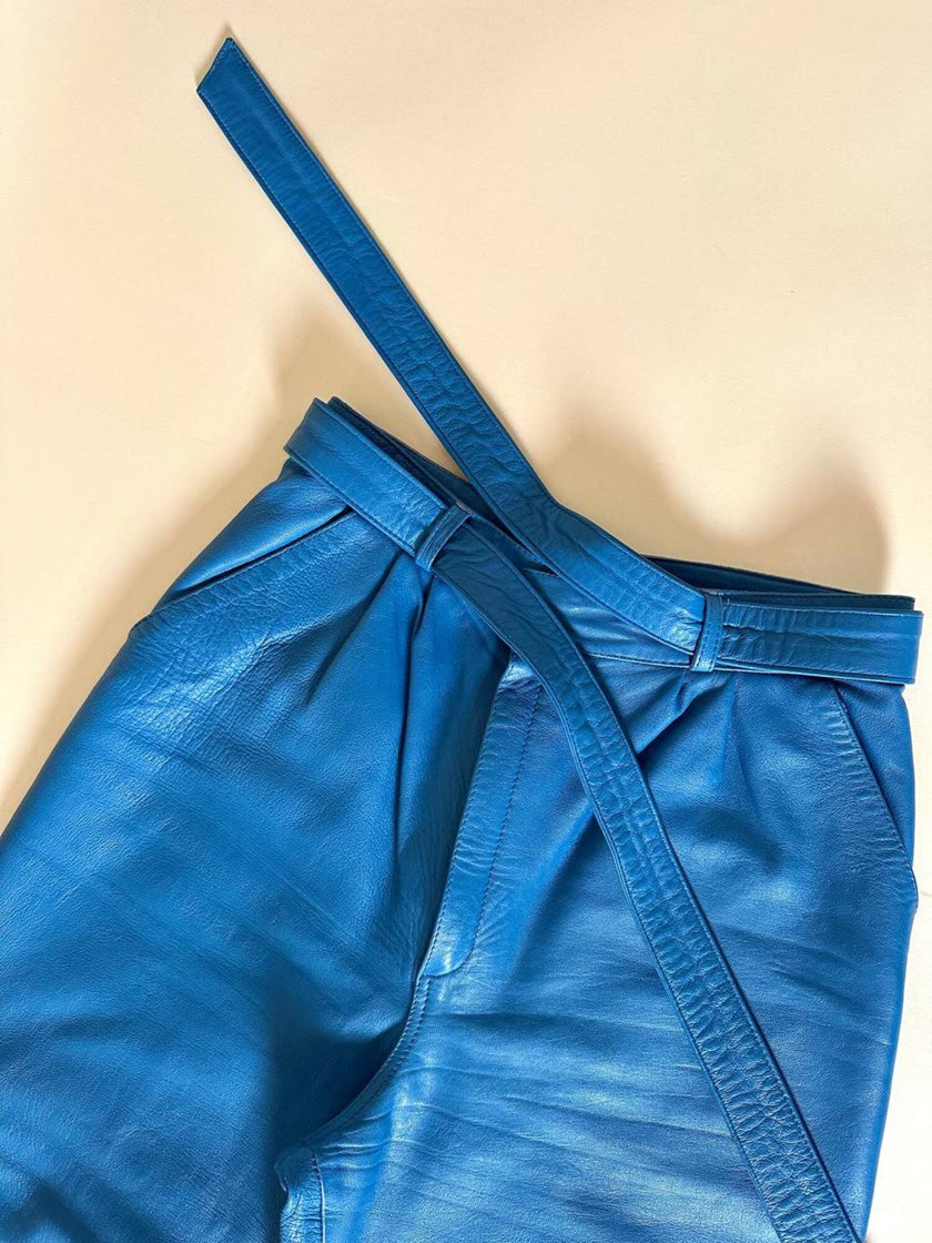 Pantalon en cuir bleu céruléen taille haute avec ceinture assortie