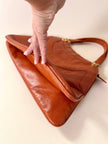 Borsa in pelle arancione zucca con doppi manici e hardware oro