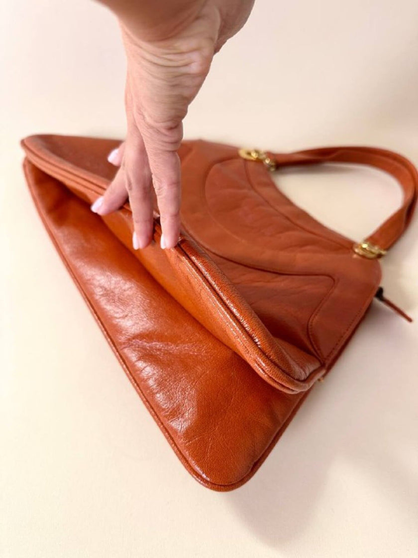Borsa in pelle arancione zucca con doppi manici e hardware oro