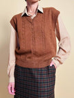 Gilet in lana color tabacco con motivo a trecce