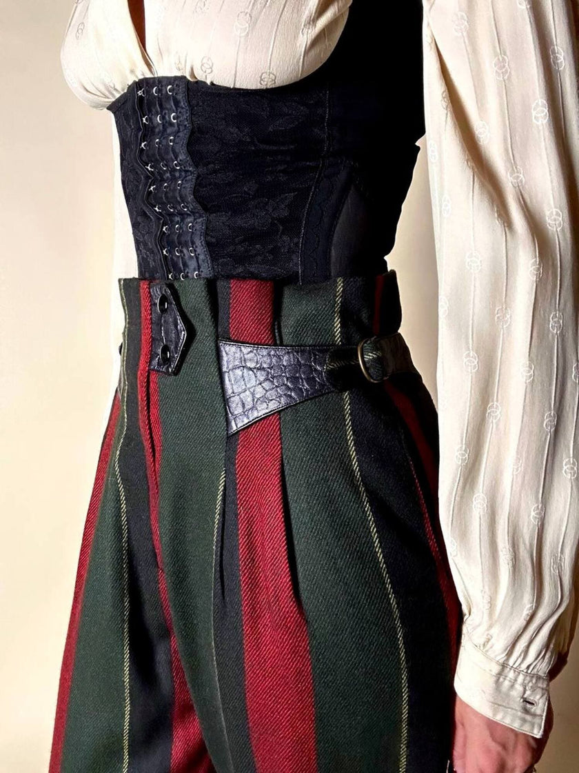 Pantalone a vita alta in lana jacquard a righe verticali con cinturini in pelle nera