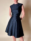Abito sartoriale in shantung nero con bolero in coordinato