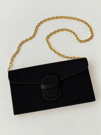 Pochette vintage minimalista in crêpe nero con tracolla a catena dorata