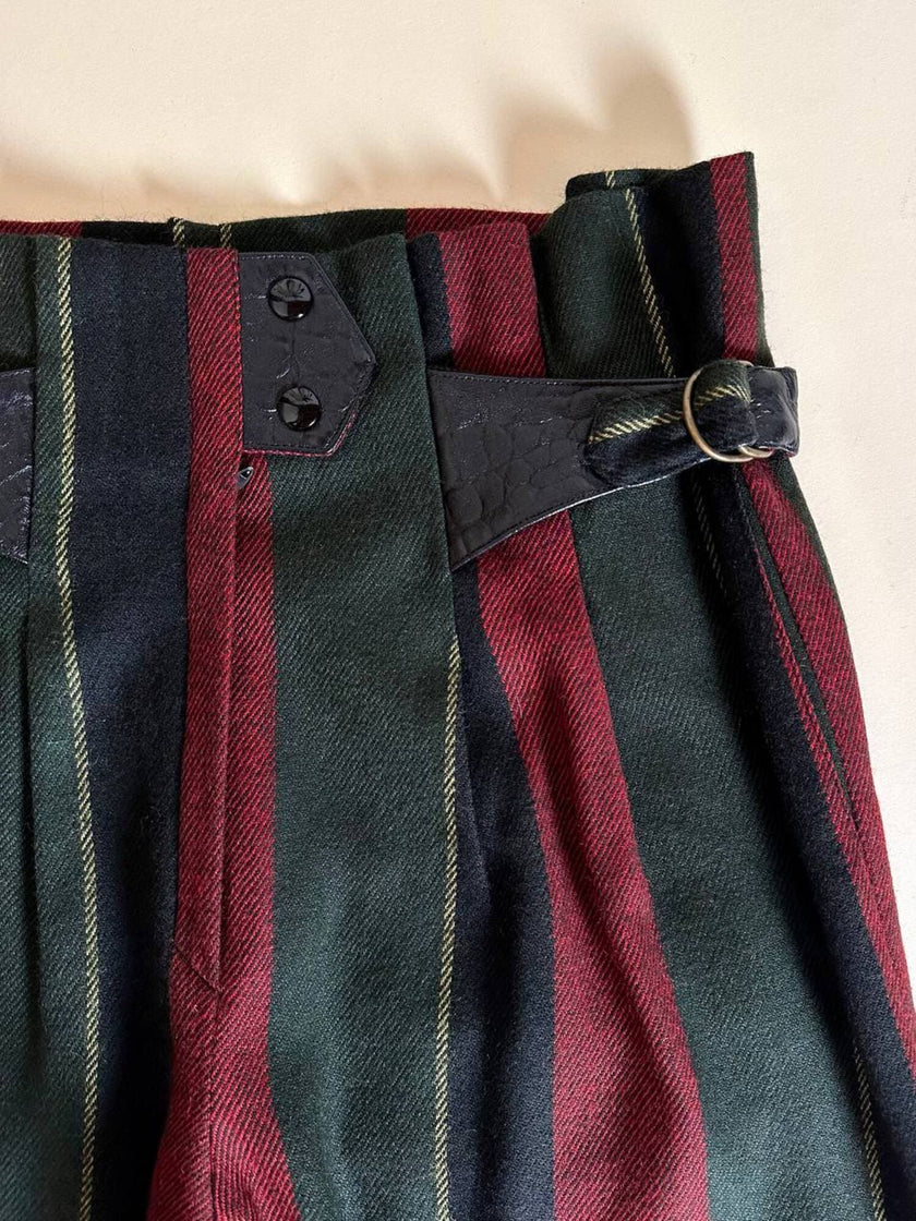 Pantalone a vita alta in lana jacquard a righe verticali con cinturini in pelle nera