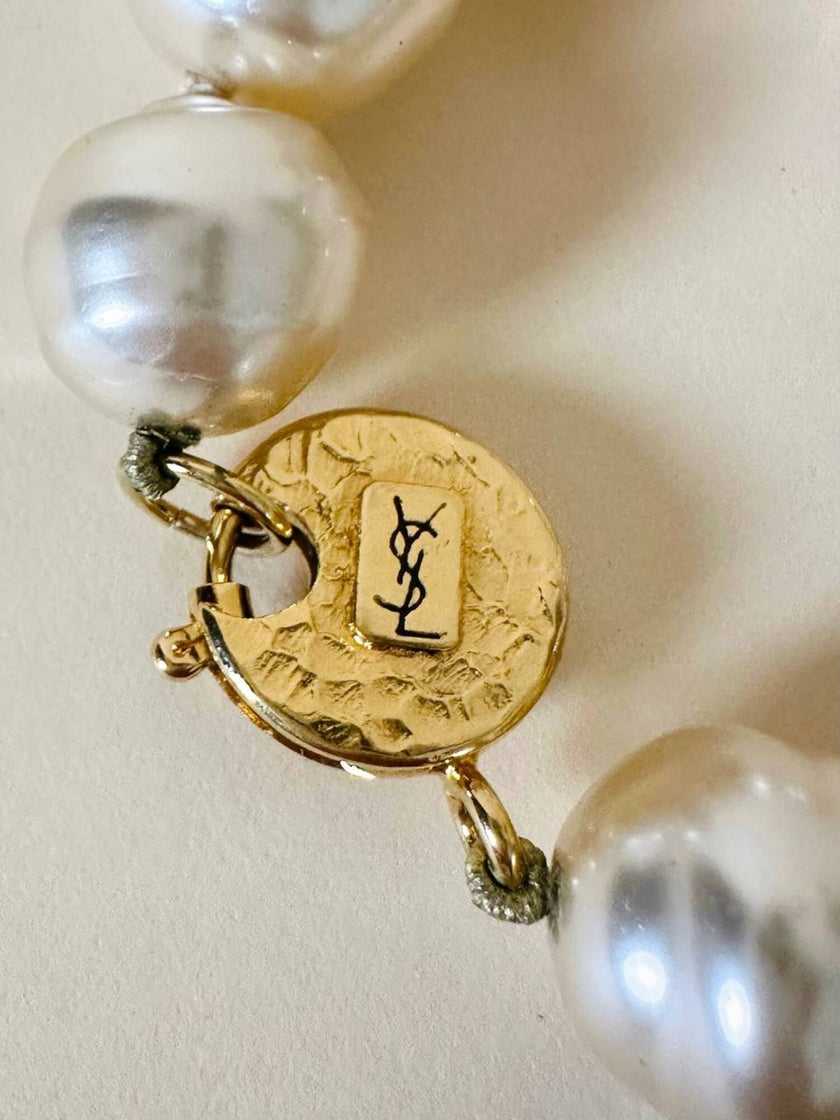 Bracciale di perle barocche con chiusura dorata “Yves Saint Laurent”