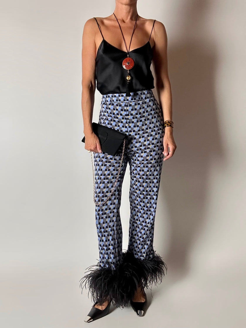Pantaloni Prada P/E 2017 con stampa geometrica e piume di struzzo nere