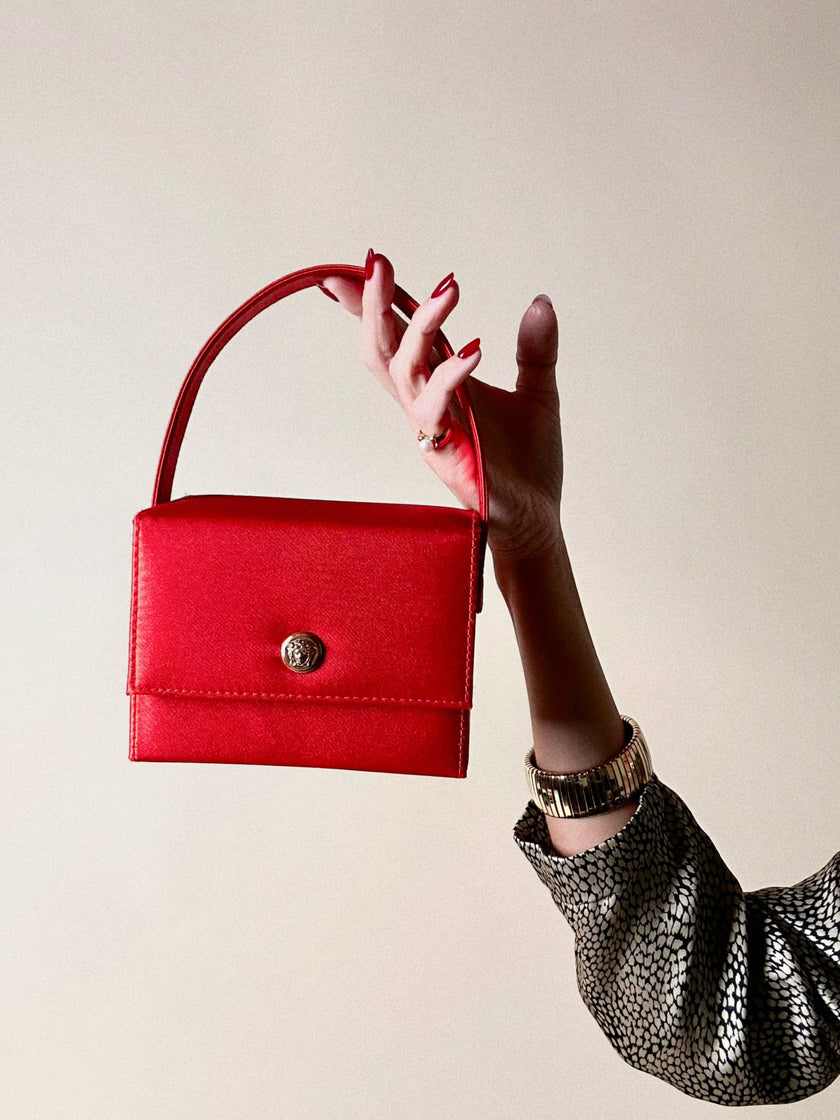 Mini bag vintage Versace Profumi in raso rosso con borchia medusa