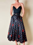Gonna a ruota in organza jacquard nera a pois rossi con rose rosse dipinte