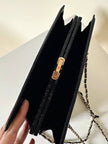Borsa vintage in pelle nera lucida stampa coccodrillo con manici in catena oro