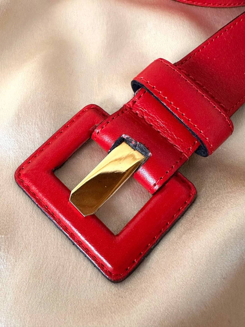 Cintura Yves Saint Laurent in pelle rossa con fibbia ricoperta e borchia dorata con logo YSL