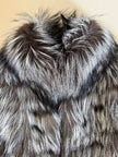 Gilet lungo in volpe argentata con rifiniture in pelle nera