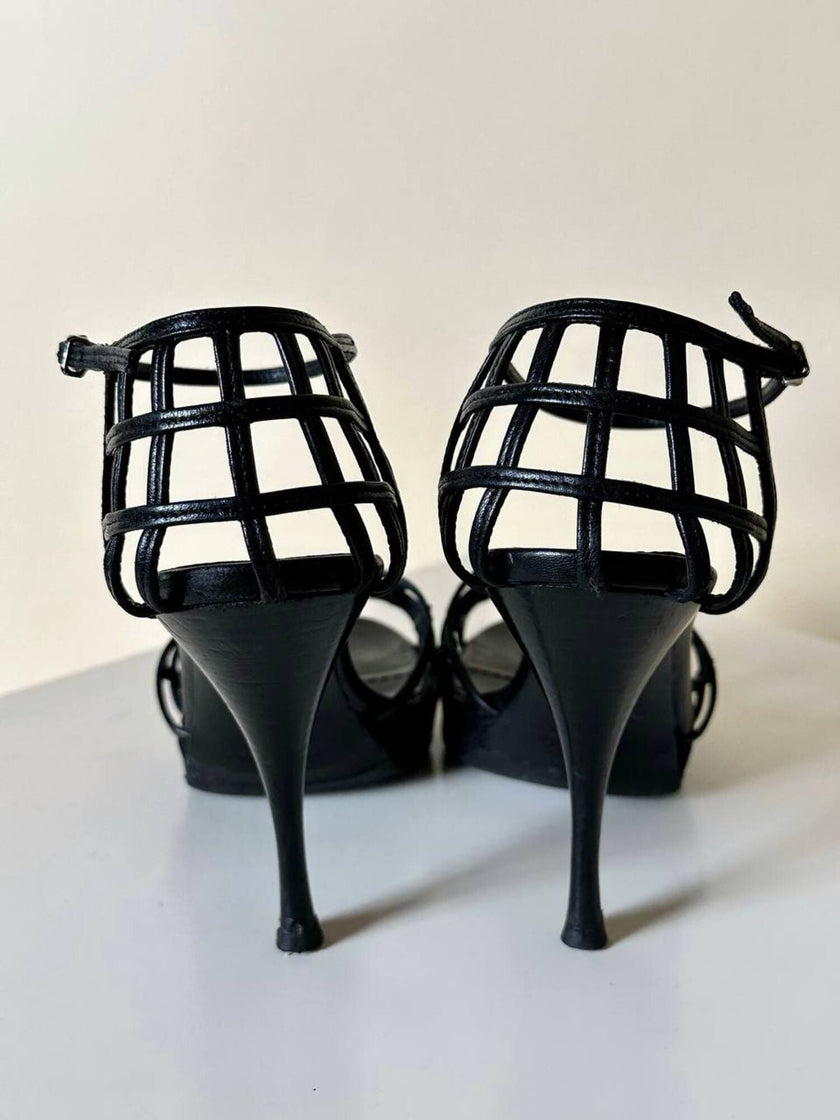 Sandali Yves Saint Laurent in pelle nera con tomaia a gabbia tacco a spillo e plateau – SS 2009