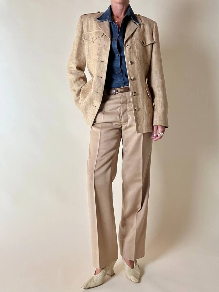 Pantalone sartoriale con piega e abbottonatura frontale color cammello chiaro