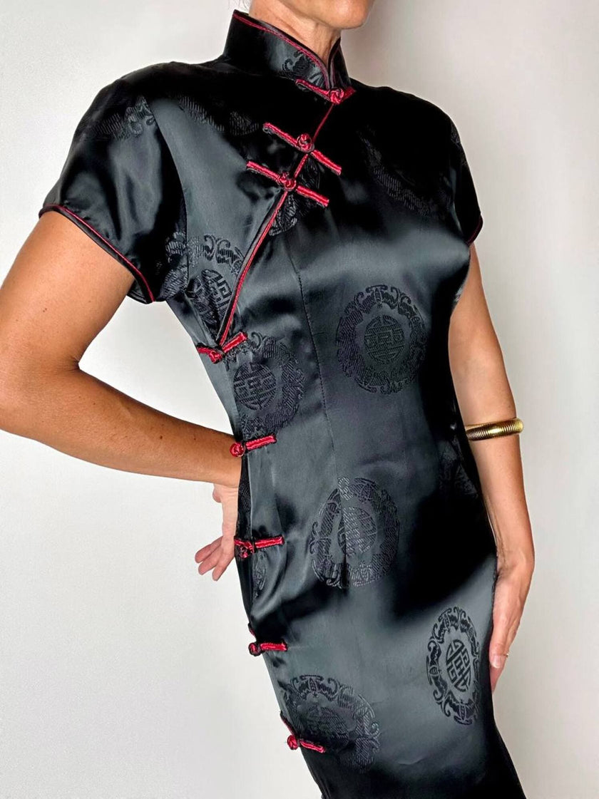 Qipao vintage in raso jacquard nero con profili e alamari neri e rossi
