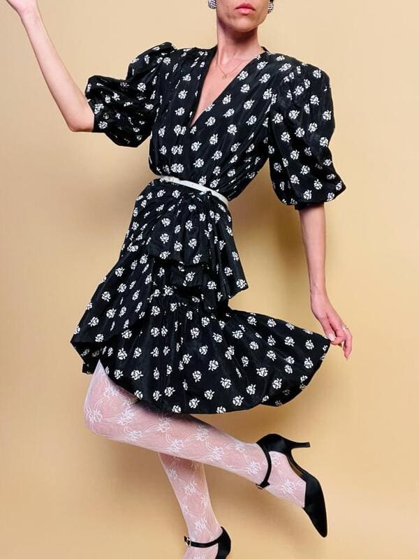 Puffy dress nero con rose bianche