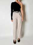 Pantalone vintage in fresco di lana greige con pince e abbottonatura su ambo i lati