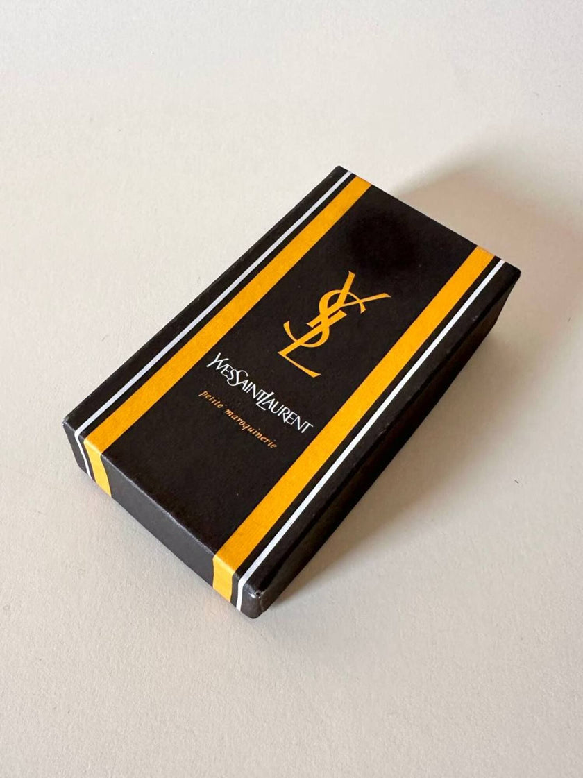 Porte-clés trifold Yves Saint Laurent en cuir noir avec détails dorés et logo YSL embossé