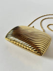 Clutch vintage in metallo dorato con motivo cannelé e chiusura serpenti De Leville