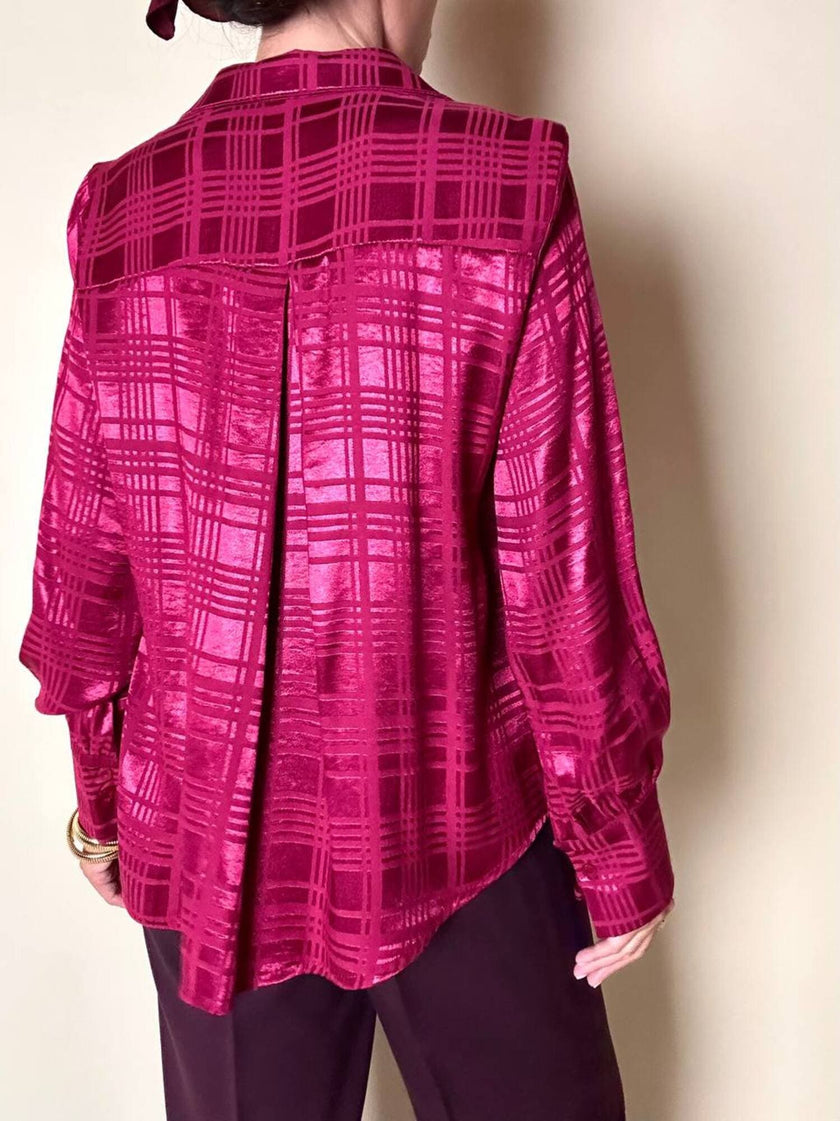 Camicia in raso jacquard a fantasia geometrica color amarena