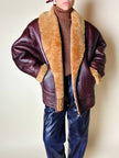 Shearling reverse in pelle liscia marrone castagno con vello caramello e ricamo sul fondo