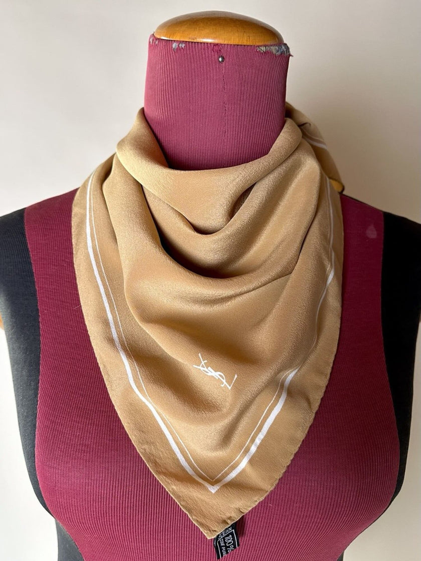 Foulard vintage Yves Saint Laurent in seta biscotto con profili e logo bianchi