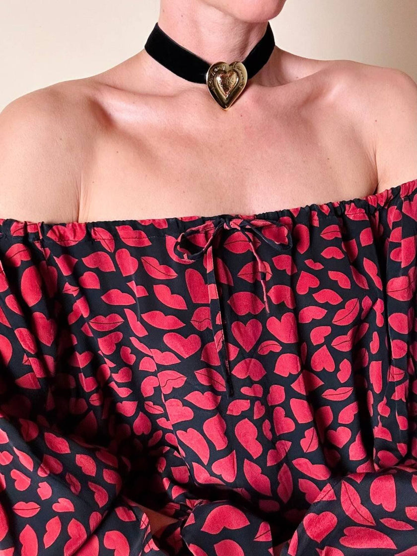 Blusa in seta nera con bocche e cuori rossi “Yves Saint Laurent”