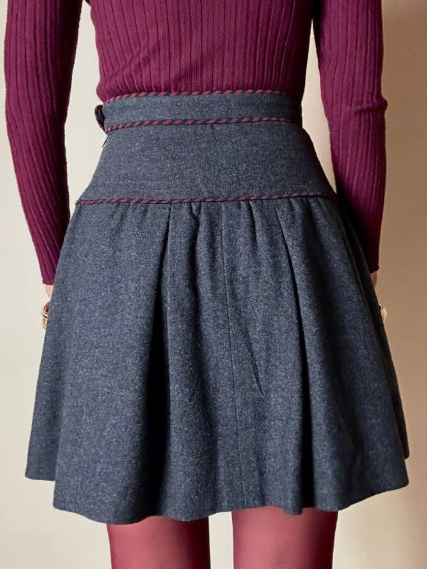 Minigonna Yves Saint Laurent in lana grigio antracite con piping a righe bordeaux e blu