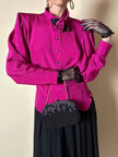 Camicia in crepe color ciclamino con spilla a forma di rosa e bottoni gioiello “Dorette”