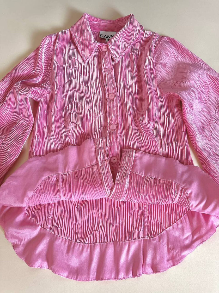 Camicia rosa in tessuto micro plissé con bottoni in madreperla “Ganni”