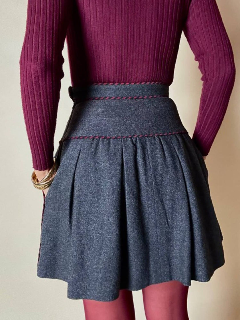 Minigonna Yves Saint Laurent in lana grigio antracite con piping a righe bordeaux e blu