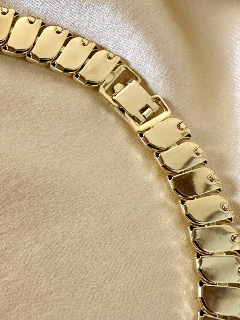Collier dorato con moduli a onda