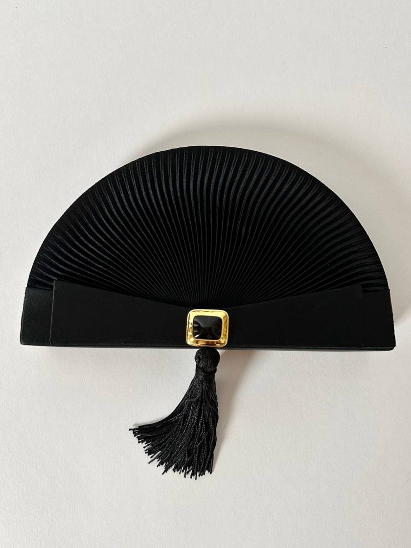 Pochette vintage Guy Laroche forma a ventaglio in raso nero con nappa couture