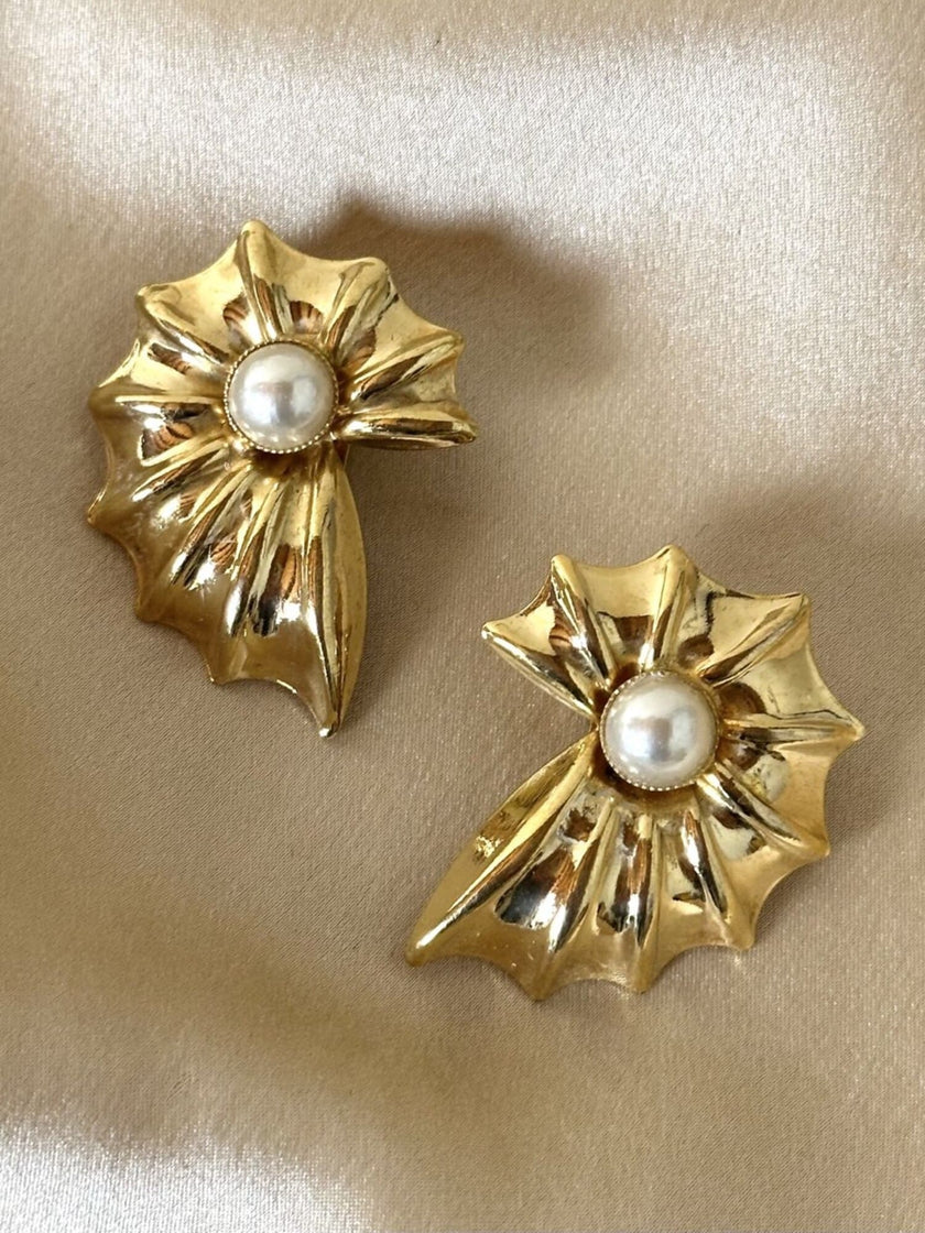 Clip dorate a forma di conchiglia con perle cabochon