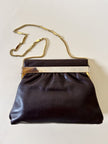Sac en cuir couleur chocolat avec détail en résine effet écaille et bandoulière en chaîne dorée