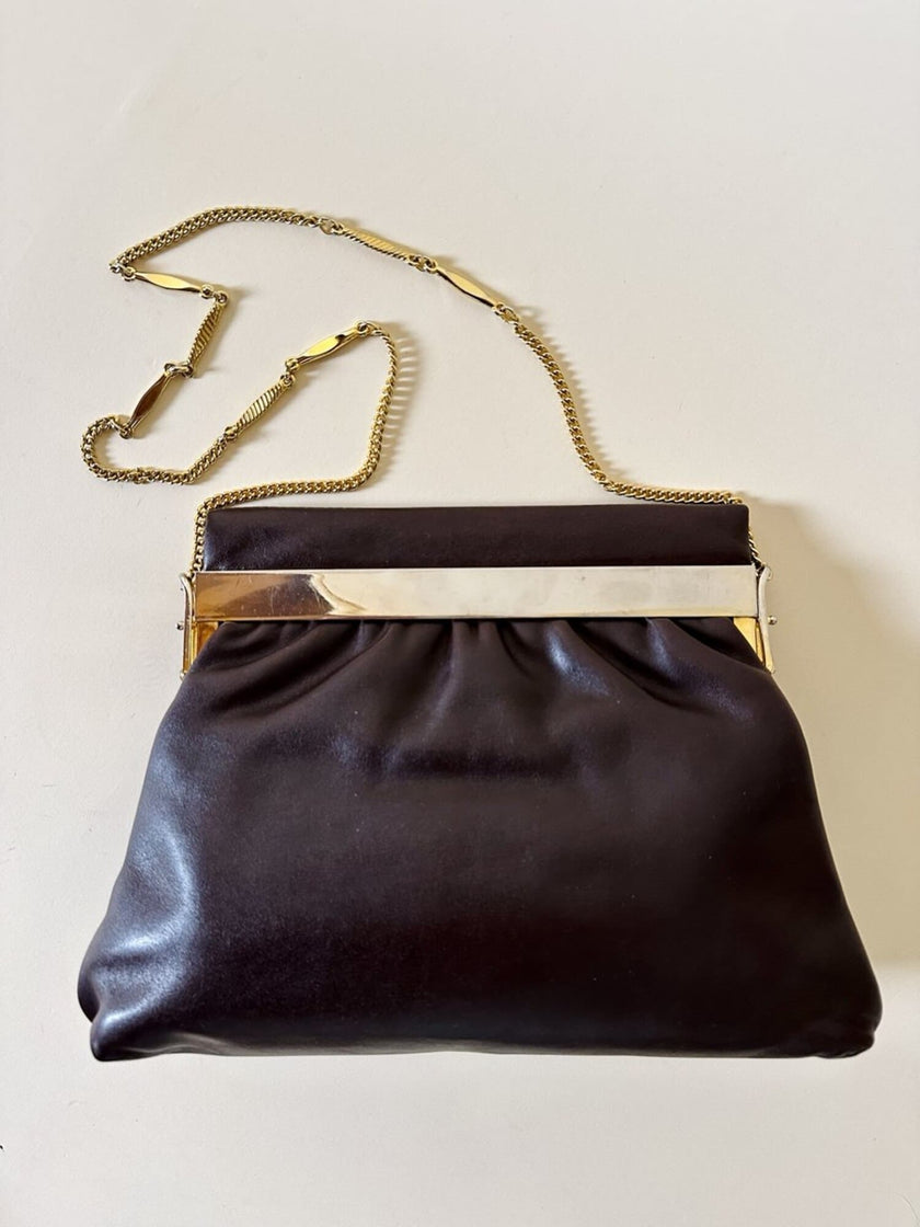 Sac en cuir couleur chocolat avec détail en résine effet écaille et bandoulière en chaîne dorée
