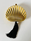 Clutch vintage Scheilan realizzata in metallo oro a forma di conchiglia con maxi nappa couture