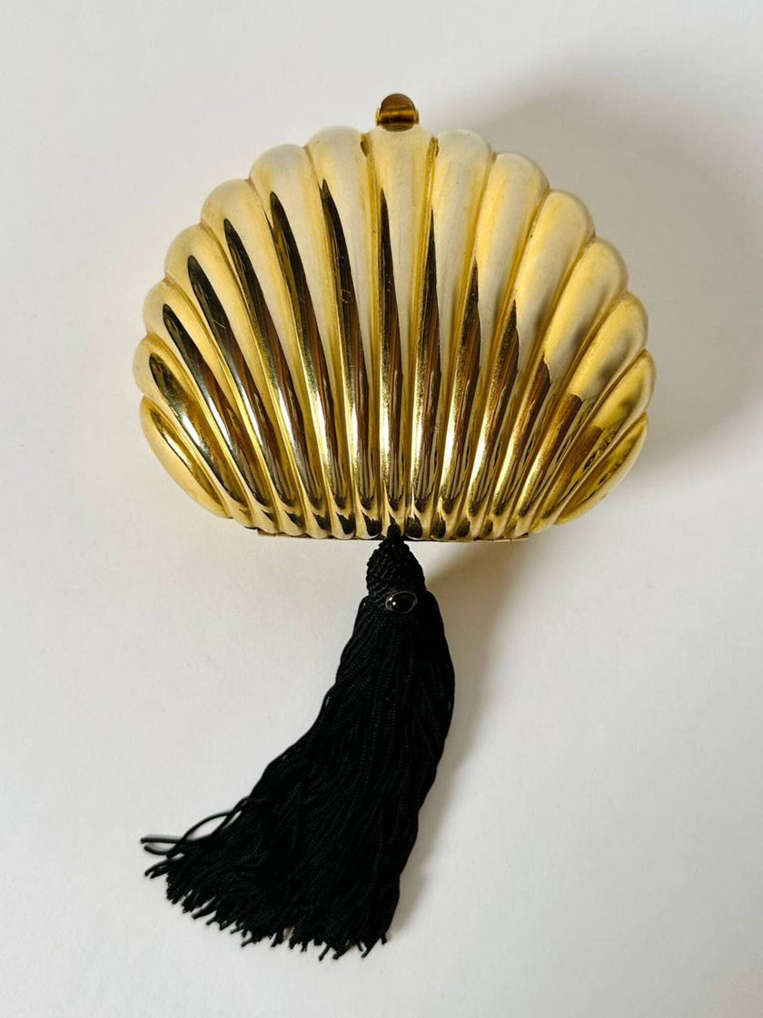 Clutch vintage Scheilan realizzata in metallo oro a forma di conchiglia con maxi nappa couture