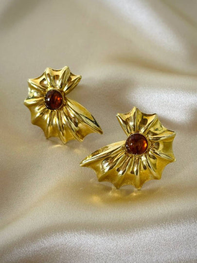 Orecchini a clip dorati a forma di conchiglia con cabochon centrale in ambra sintetica
