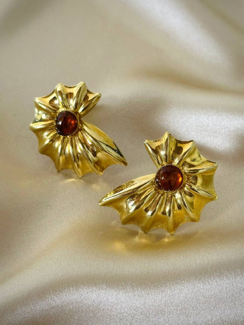 Orecchini a clip dorati a forma di conchiglia con cabochon centrale in ambra sintetica