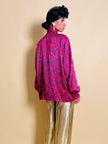 Camicia con fiocco al collo in raso di seta fucsia fantasia paisley