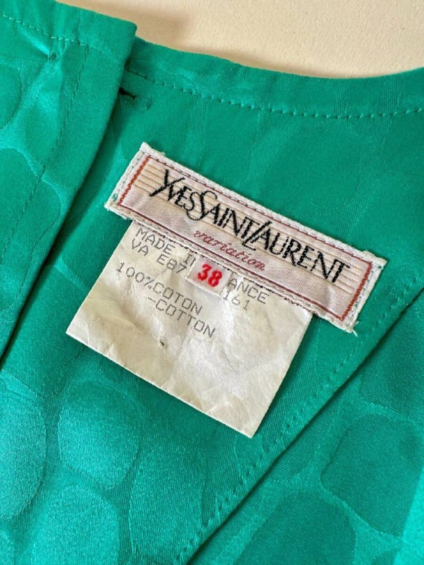Abito verde smeraldo con abbottonatura posteriore “Yves Saint Laurent”