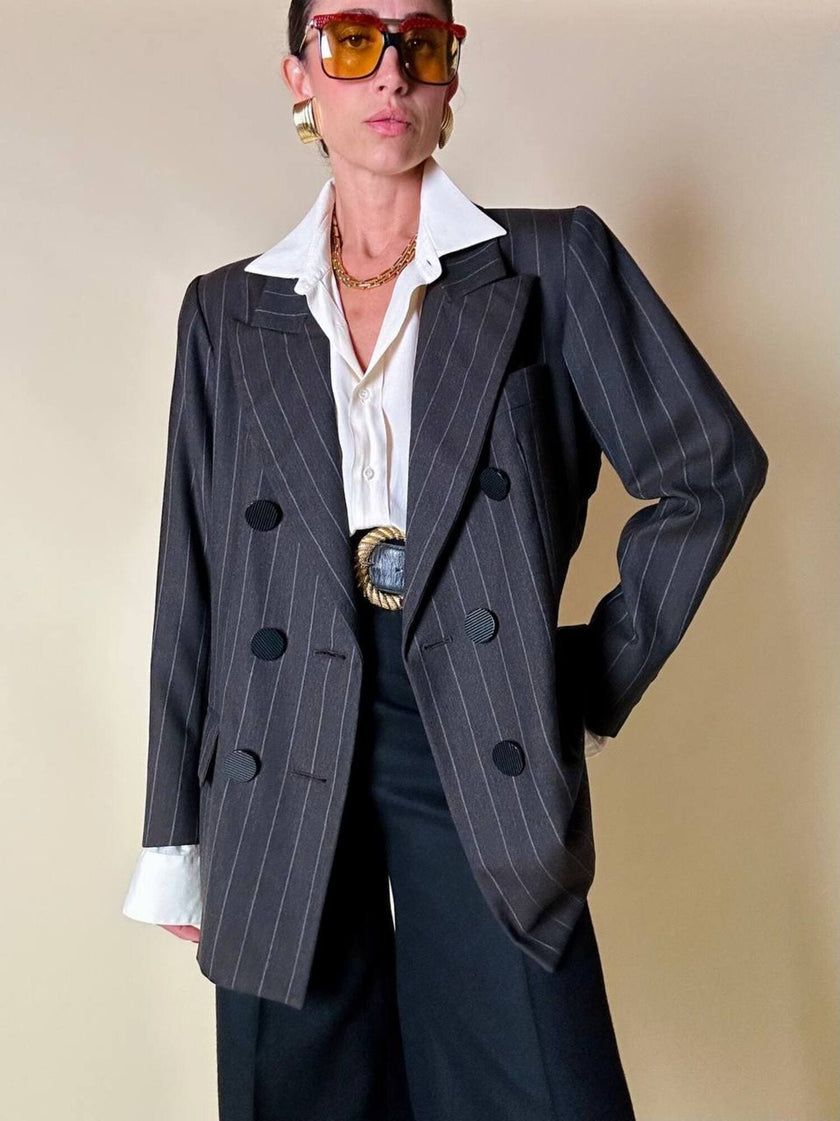 Blazer doppiopetto in rasato di lana grigio gessato con maxi bottoni neri  “Yves Saint Laurent”