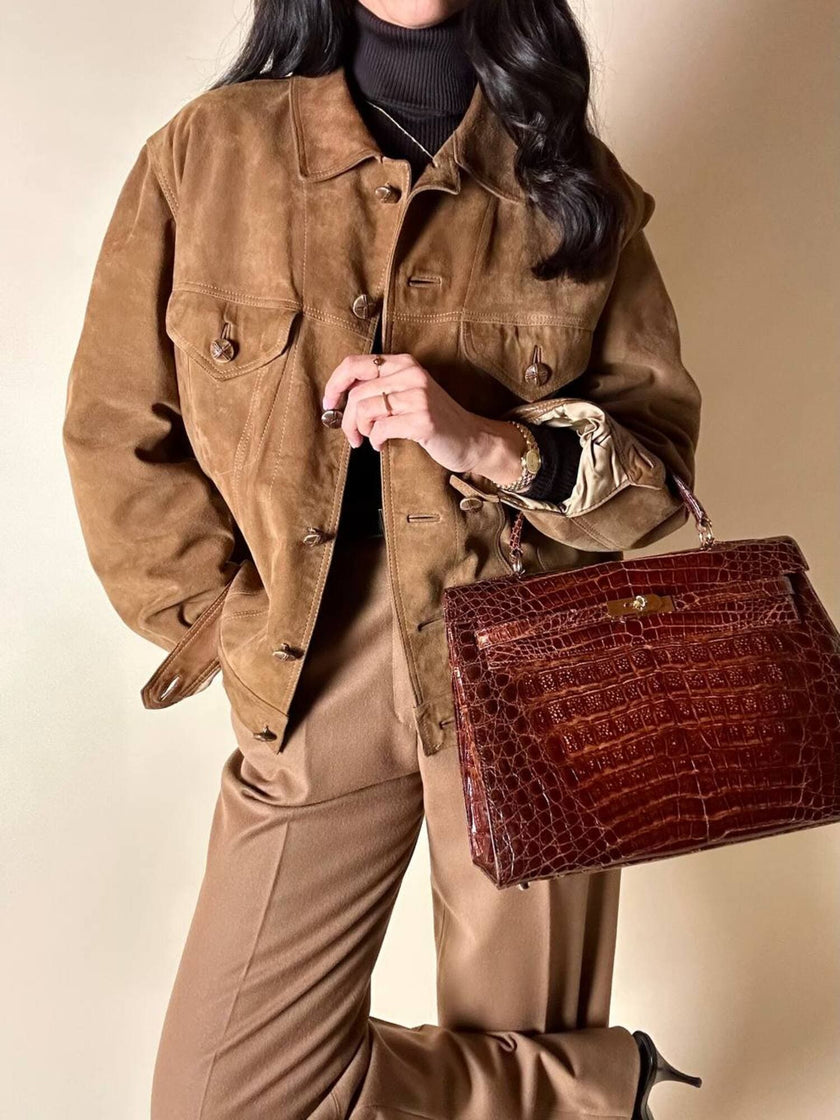 Borsa a trapezio in pelle di coccodrillo color cognac con tracolla e hardware oro Idra