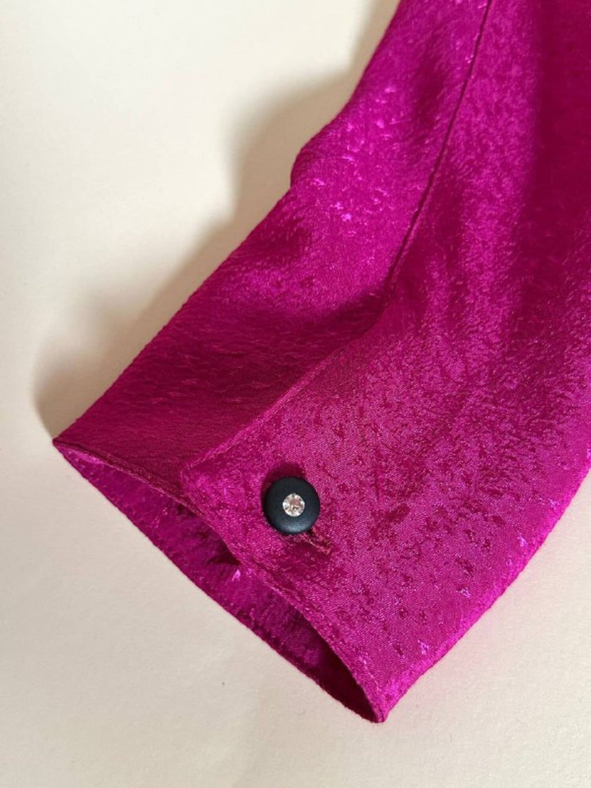 Camicia in crepe color ciclamino con spilla a forma di rosa e bottoni gioiello “Dorette”
