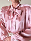Camicia con fiocco al collo in raso di seta rosa 