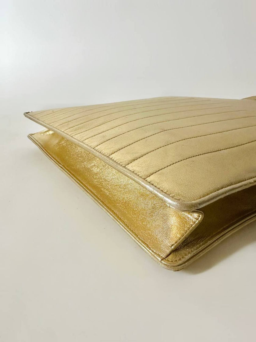 Bolso tote vintage Yves Saint Laurent de piel laminada dorada con diseño matelassé chevron